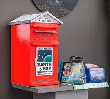 Astro Café Lake Tekapo: Coffee, Mountain Views and a Red Letterbox Above the Clouds